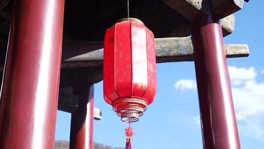 古建筑下悬挂的红色灯笼