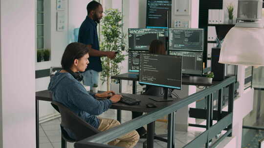 软件程序师在计算机键盘上键入源代码