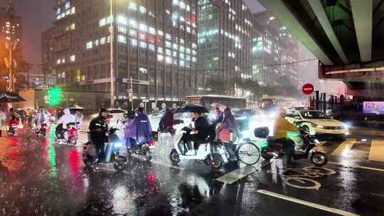 北京雨夜交通车流行人打伞