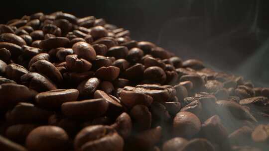烘焙后散发香气的咖啡豆