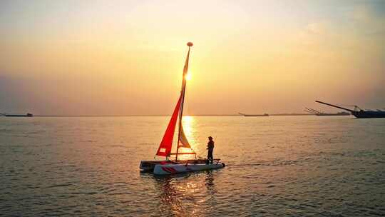 夕阳下洞庭湖上的帆船