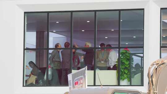 透过玻璃窗的商务人群交流场景