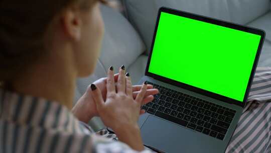 绿屏，笔记本电脑，视频通话，女人