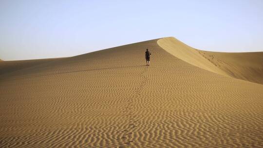 沙漠行走的男人视频素材模板下载