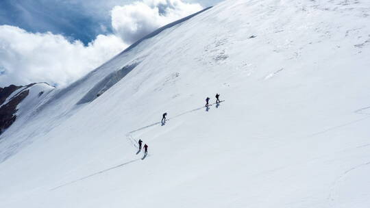 西藏拉萨当雄廓琼岗日雪山洛堆峰登山滑雪