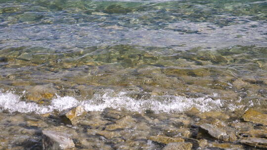 海水拍打岩石特写