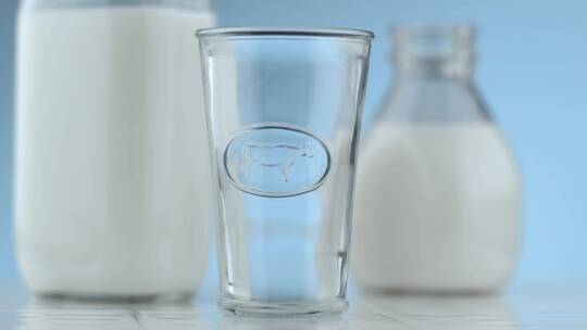 牛奶滴入玻璃杯的慢镜头视频素材模板下载