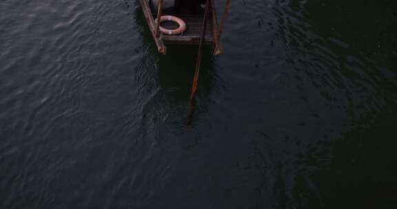 （慢镜头）乌镇小船河中前行船桨摇动特写