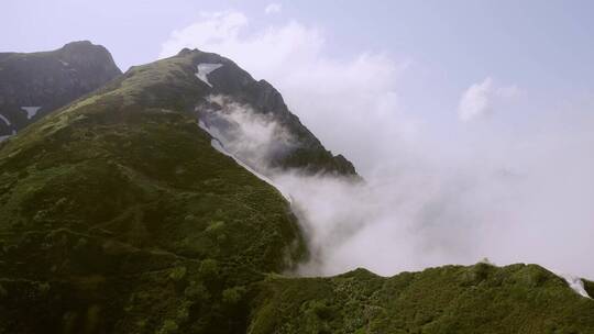 无人机拍摄大雾天的山景