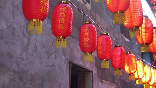 夕阳照耀下的老巷子的红灯笼