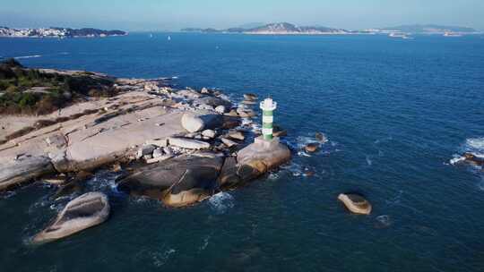 海边小岛上的灯塔4K航拍