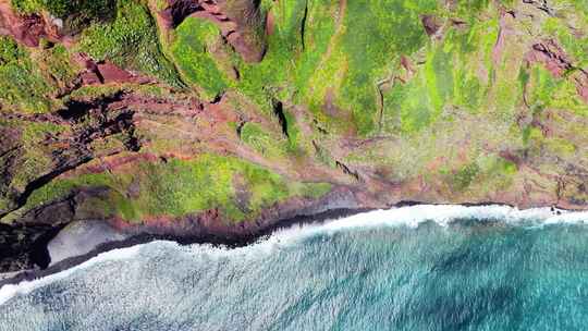 航拍大海森林海岛海浪冲击海底沙滩蓝天白云