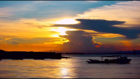 夕阳落日渔船