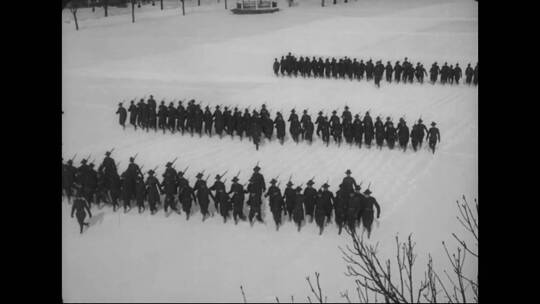 电影片段走在雪地上的士兵