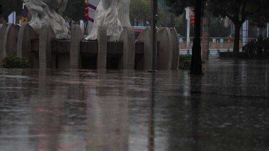 雨天湿漉漉的城市街道