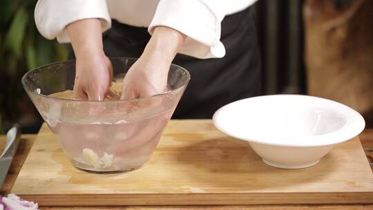 厨师清洗海蜇皮视频素材模板下载