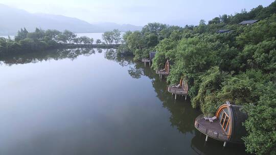 航拍杭州富阳芳草地开元度假村临水船屋客房