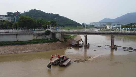 广东东莞：航拍挖掘机在石马河中清淤