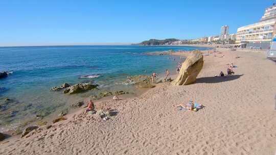 Lloret de Mar，海滩。西班牙地中海。布拉瓦海岸