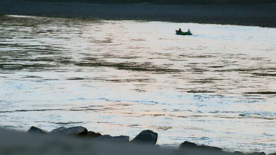 金沙江山区夕阳江河里的小船小舟升格慢镜头