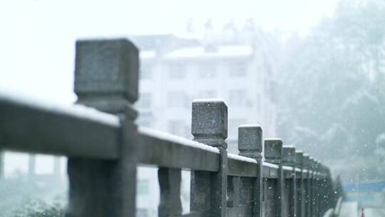 雪花飘落在小区护栏视频素材