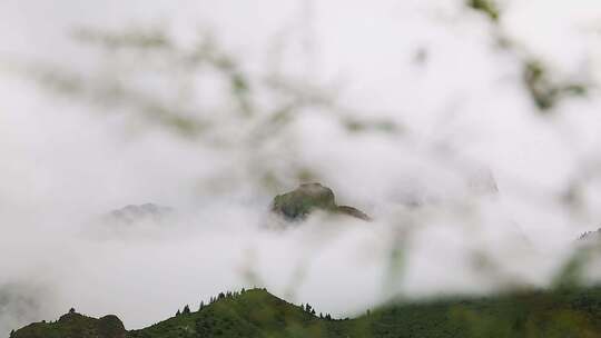 蓝天白云下的扎尕那山峰