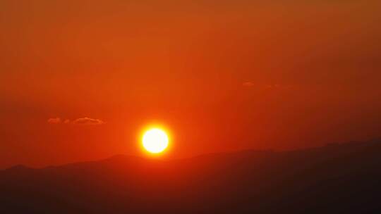 山峰日落延时黄昏夕阳山脉阳光森林夜幕降临