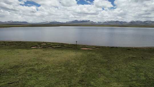自驾西藏麦地卡湿地航拍蓝天白云湖泊原片