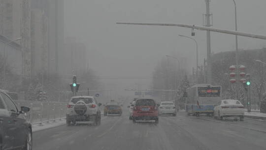 城市大雪出行 城市街道雪景