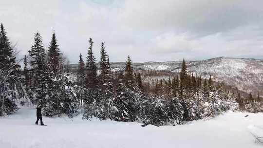 下山单板滑雪