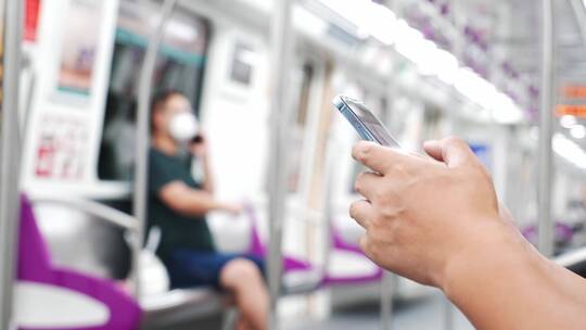 地铁上坐着用手机玩手机