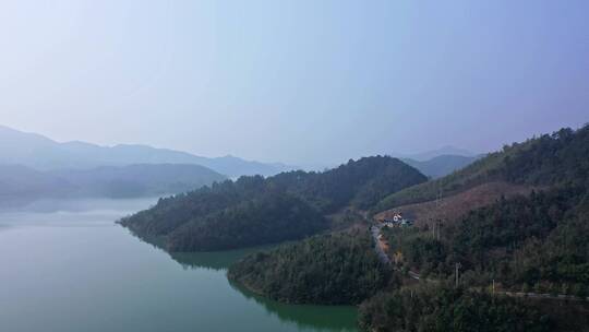 平静湖面和重峦叠嶂的山脉