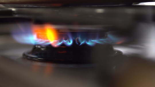 炉子火焰加热、沸腾、锅或平底锅的特写镜头