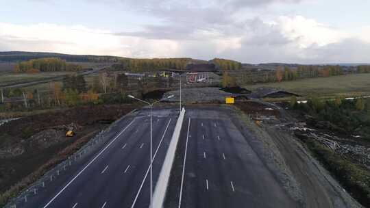 公路沥青路段和正在施工的路段视频素材模板下载
