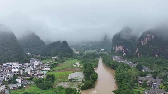 暴雨后河水浑浊