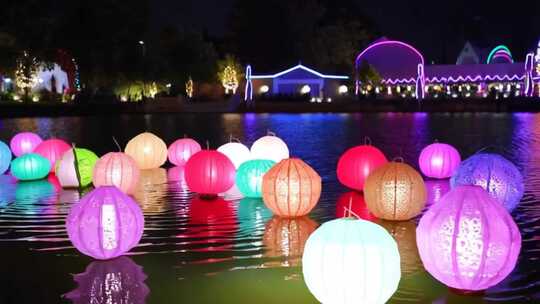 水面漂浮彩色花灯夜景