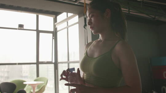健身房里锻炼身体的亚洲女孩视频素材模板下载