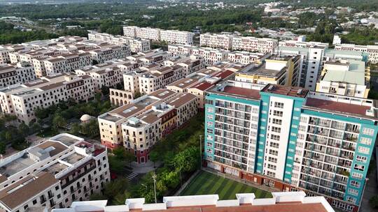 这段航拍视频展示了越南富国的一个发展中的