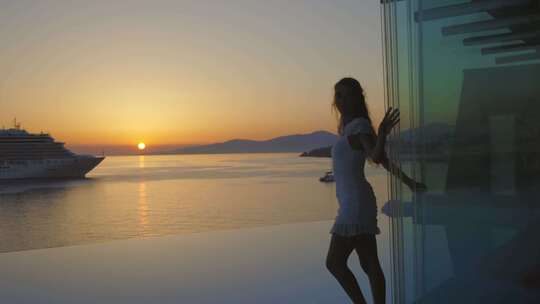 美女看日落五星级度假酒店希腊圣托里尼岛