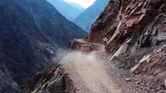 自驾游行驶在悬崖公路