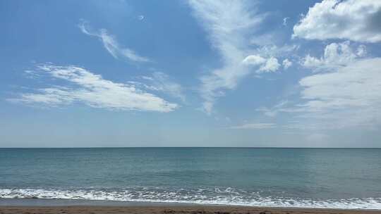 空旷海滩上的惊涛骇浪