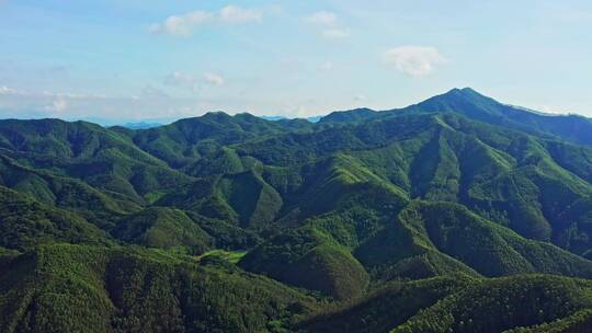 山脉高空航拍前进