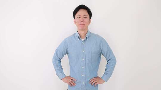 私服姿笑若人男性