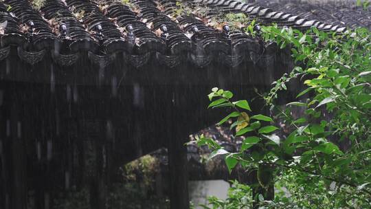 下雨天黑瓦老房子屋檐