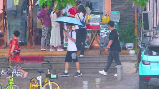 江苏苏州姑苏寒山寺江南水乡下雨季游客风景