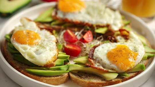 健康早餐特写与切片鳄梨三明治与煎蛋