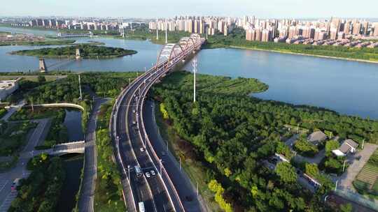 中新天津生态城城市中跨河桥梁的航拍全景