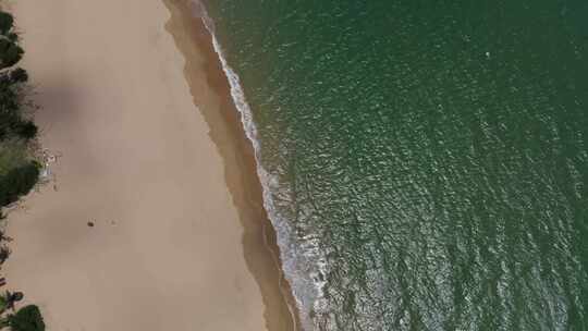 航拍三亚海棠湾蜈支洲岛蓝天白云海浪沙滩