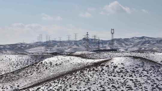 户外雪地中的高压输电塔