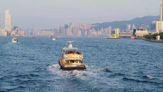 香港维多利亚港小船航行